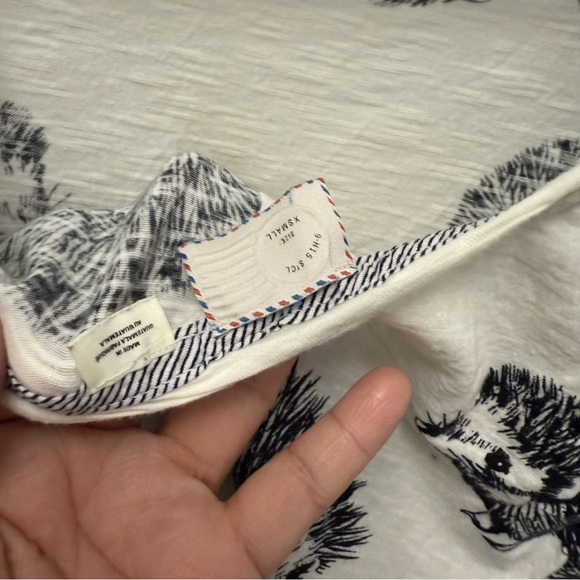 Anthropologie White Tee with Hedgehog Design - Picture 3 of 12